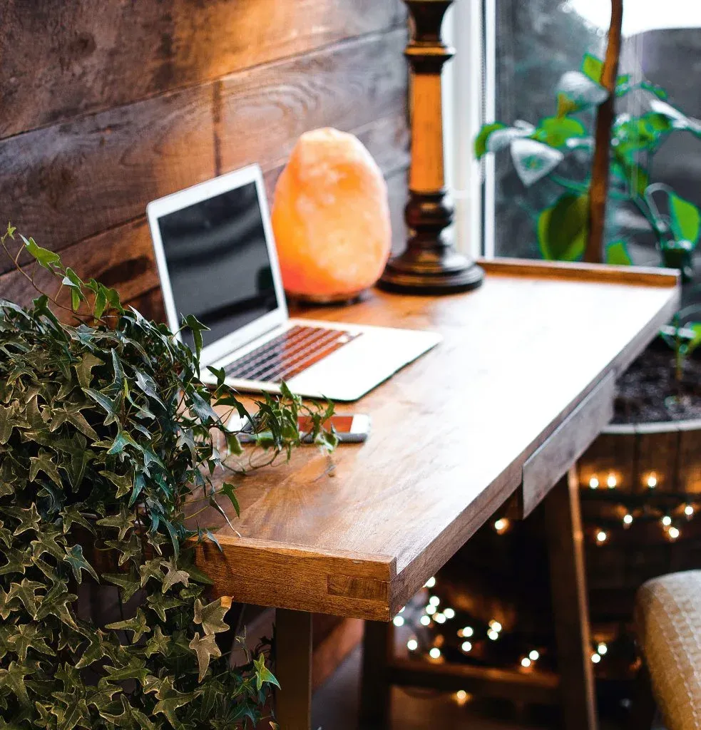 un bureau avec un ordinateur portable